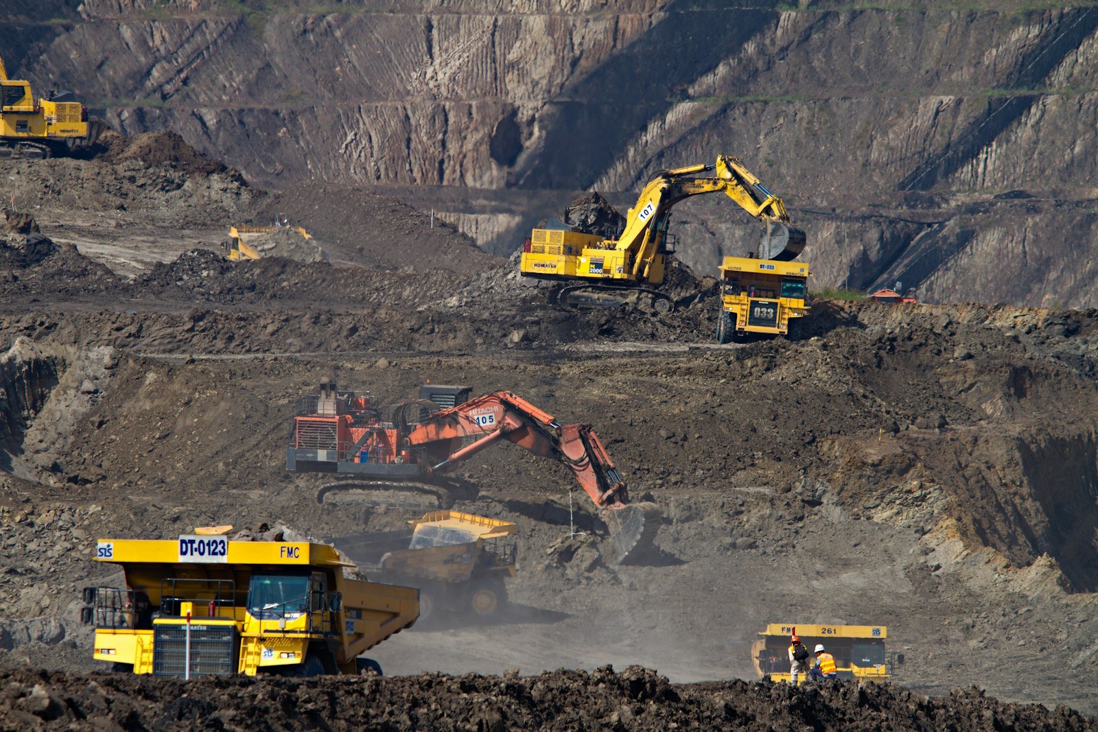 Engins de chantier au travail dans une fosse minière