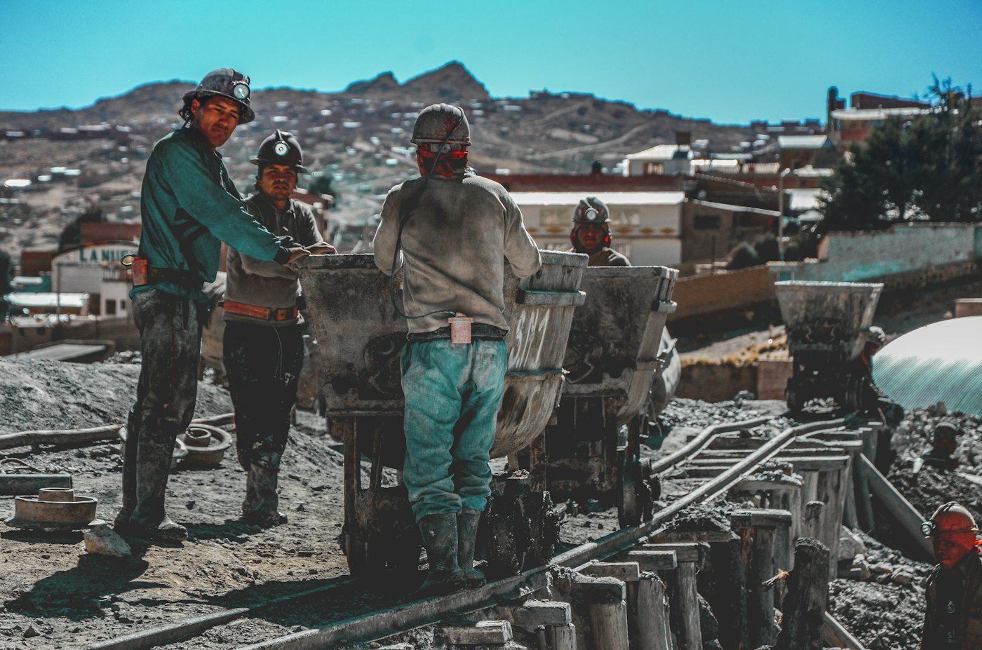 Équipe de mineurs au travail avec leurs wagonnets